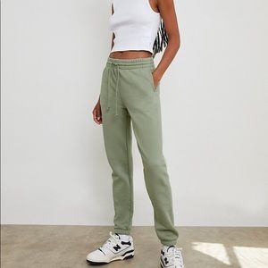 Aritzia TNA Cozy Fleece Perfect Sweatpant